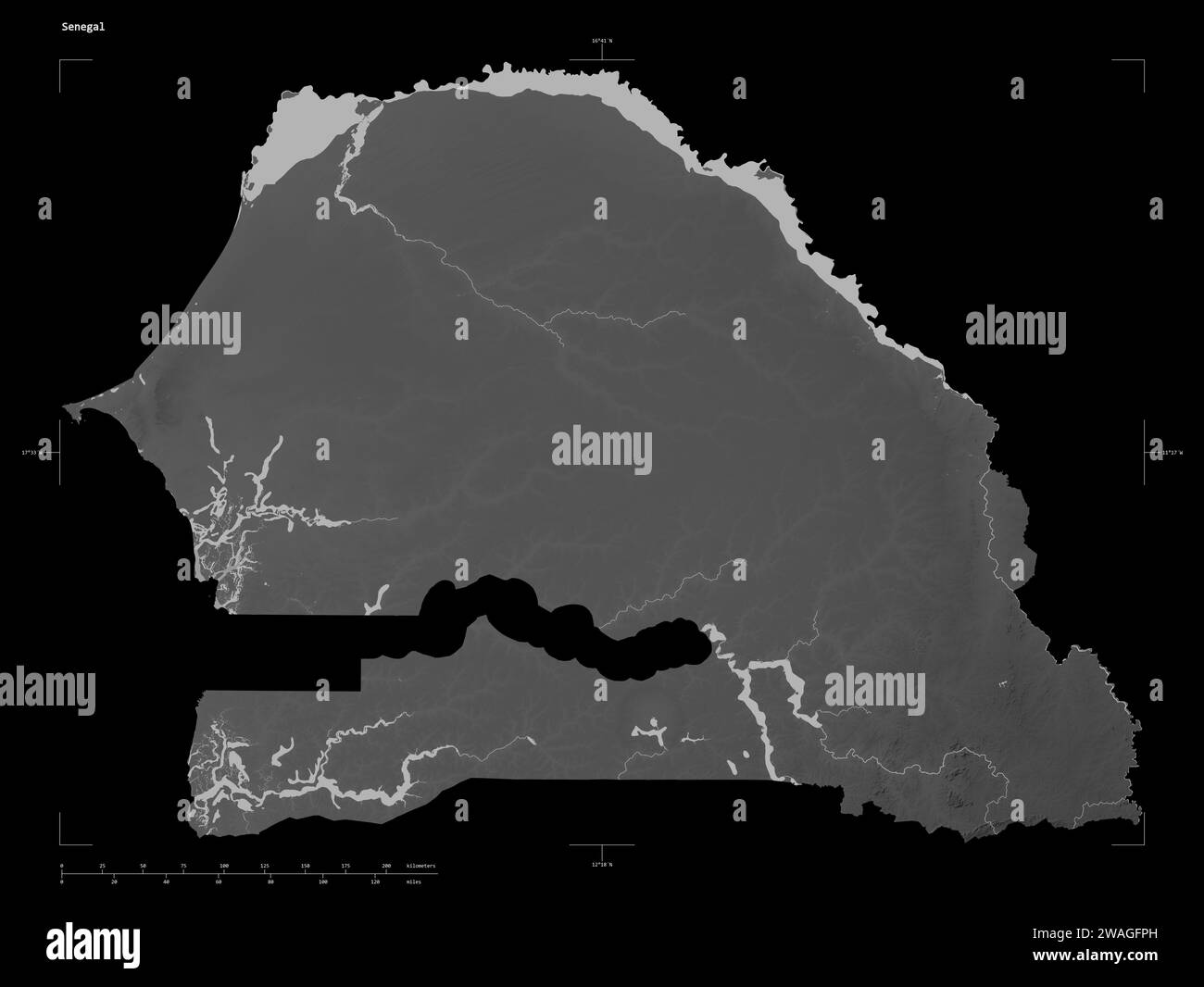 Form einer grauen Höhenkarte mit Seen und Flüssen des Senegals, mit Entfernungsskala und Kartengrenzkoordinaten, isoliert auf Schwarz Stockfoto