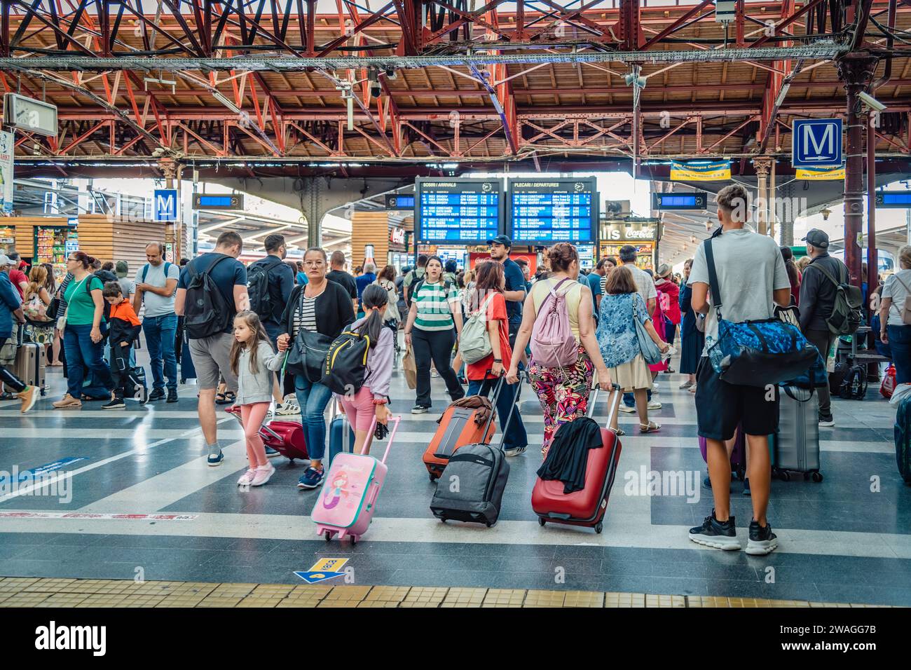 Bukarest, Rumänien - 2. September 2023: Geschäftiger Tag mit vielen Passagieren am Nordbahnhof (Gara de Nord), dem Hauptbahnhof in Bukarest Stockfoto