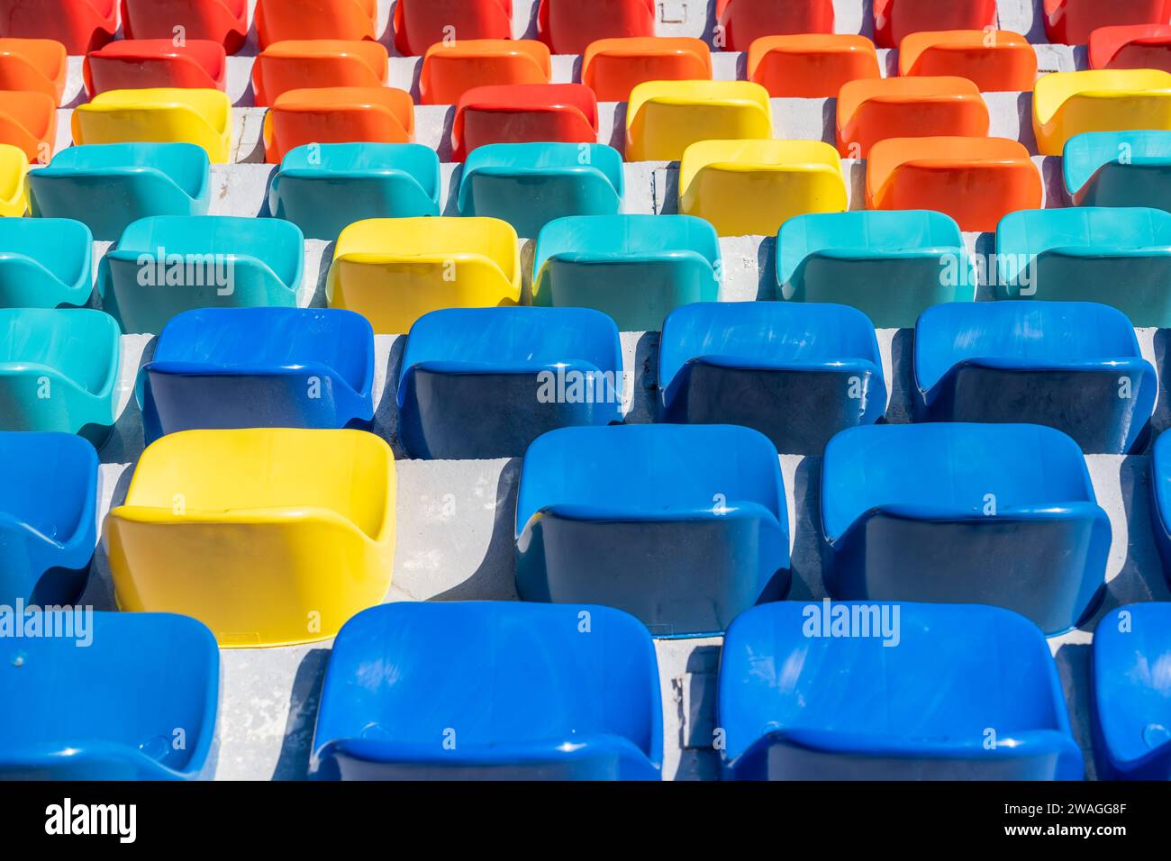 Farbenfrohe Sitze in einer Stadionarena. Nahaufnahme Stockfoto