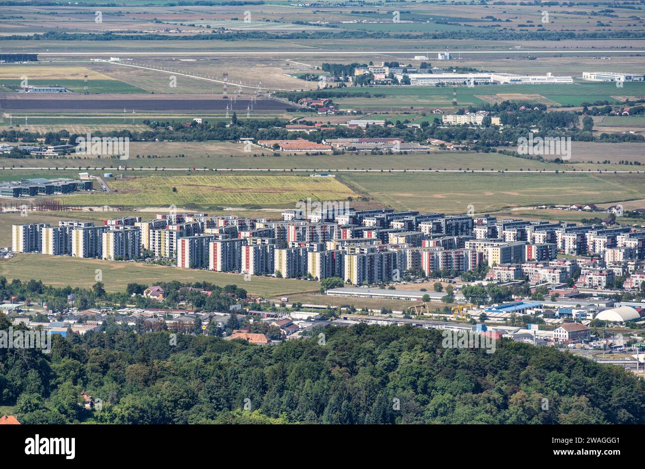 Aus der Vogelperspektive vom Tampa-Berg mit einem neuen Apartmentkomplex in der Nähe von Brasov Stockfoto