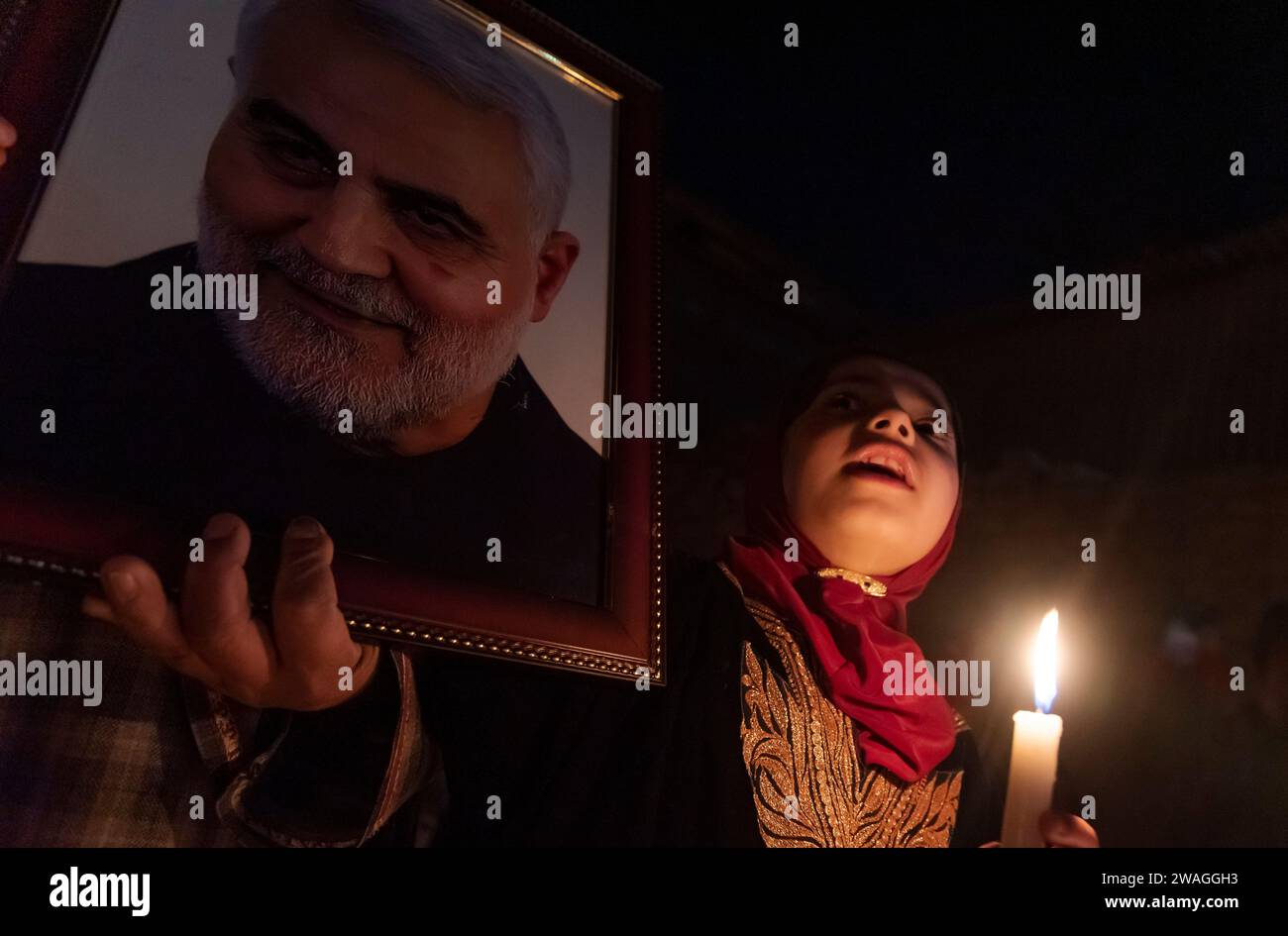 Ein kaschmirisches schiitisches Mädchen hält während einer Mahnwache