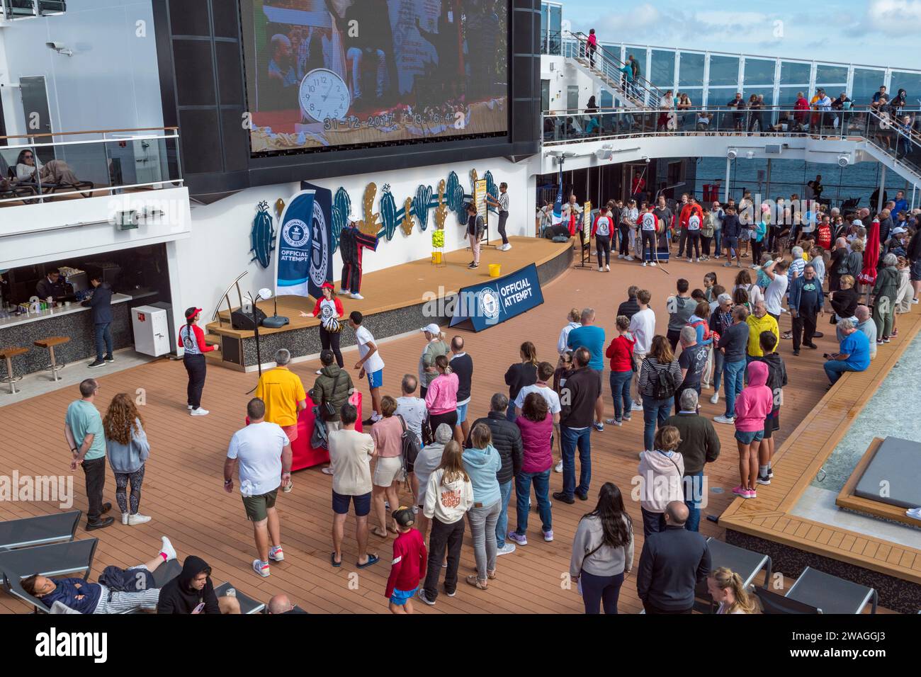 Allgemeine Ansicht der Passagiere, die ein Schiffsereignis auf dem Pooldeck der MSC Euribia in Nordeuropa genießen (23. Juli). Stockfoto