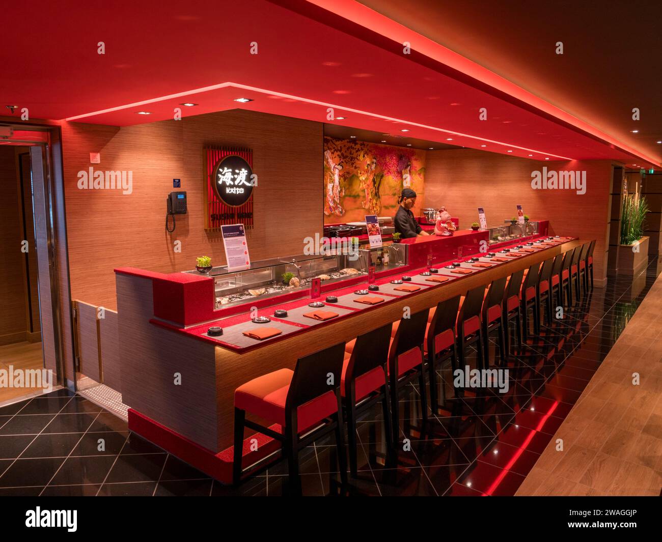 Die japanische Kaito Sushi Bar auf dem Galapagos Deck der MSC Euribia Segeln in Nordeuropa (23. Juli). Stockfoto