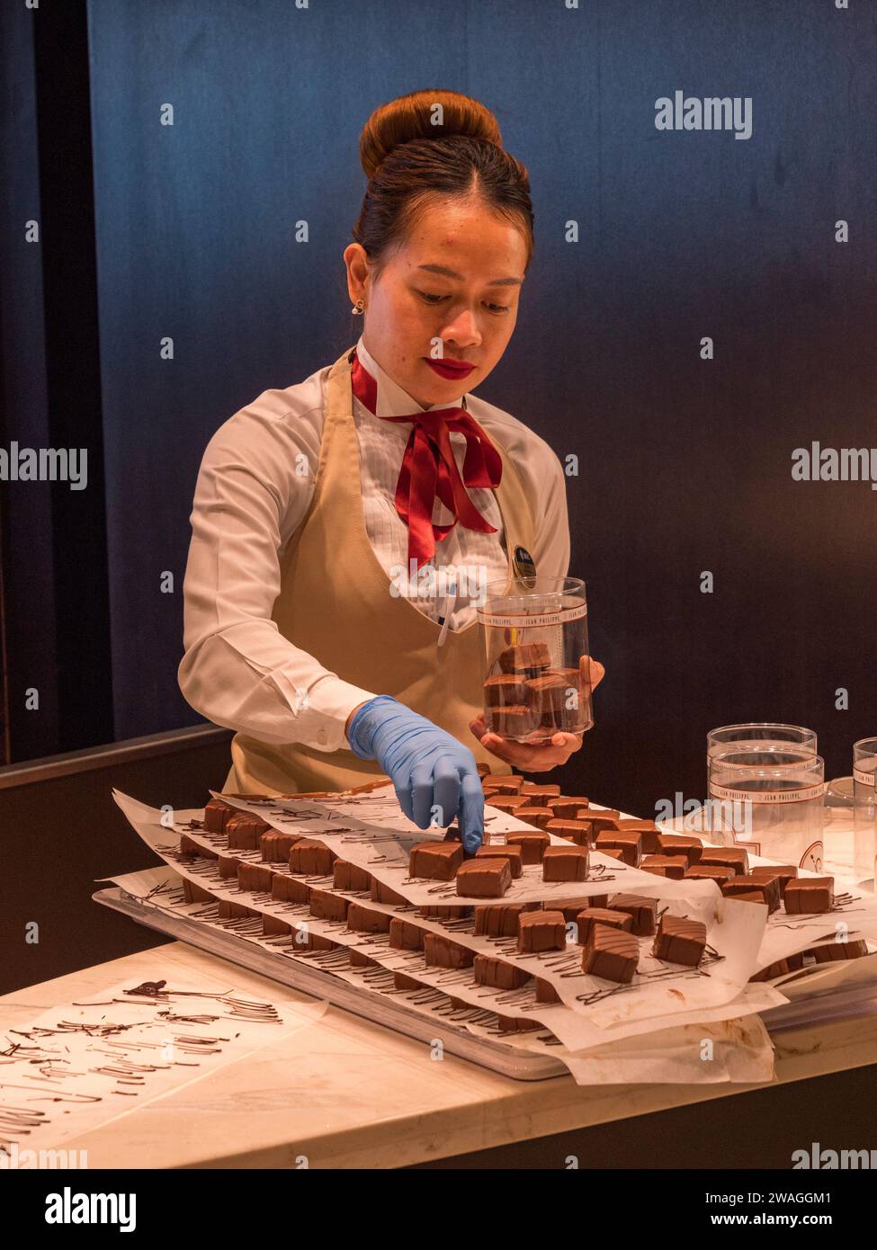 Chocolatier bereitet Schokolade im Jean-Philippe Chocolate & Cafe auf dem Ocean Cay Deck auf dem MSC Euribia Segeln in Nordeuropa vor (23. Juli). Stockfoto