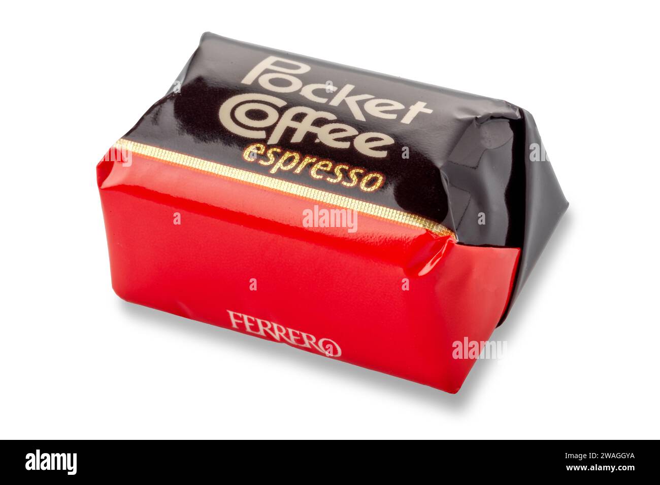 Alba, Italien - 4. Januar 2024: Taschenkaffee Ferrero, mit Kaffee gefüllte Schokolade, Nahaufnahme mit Schneidepfad Stockfoto