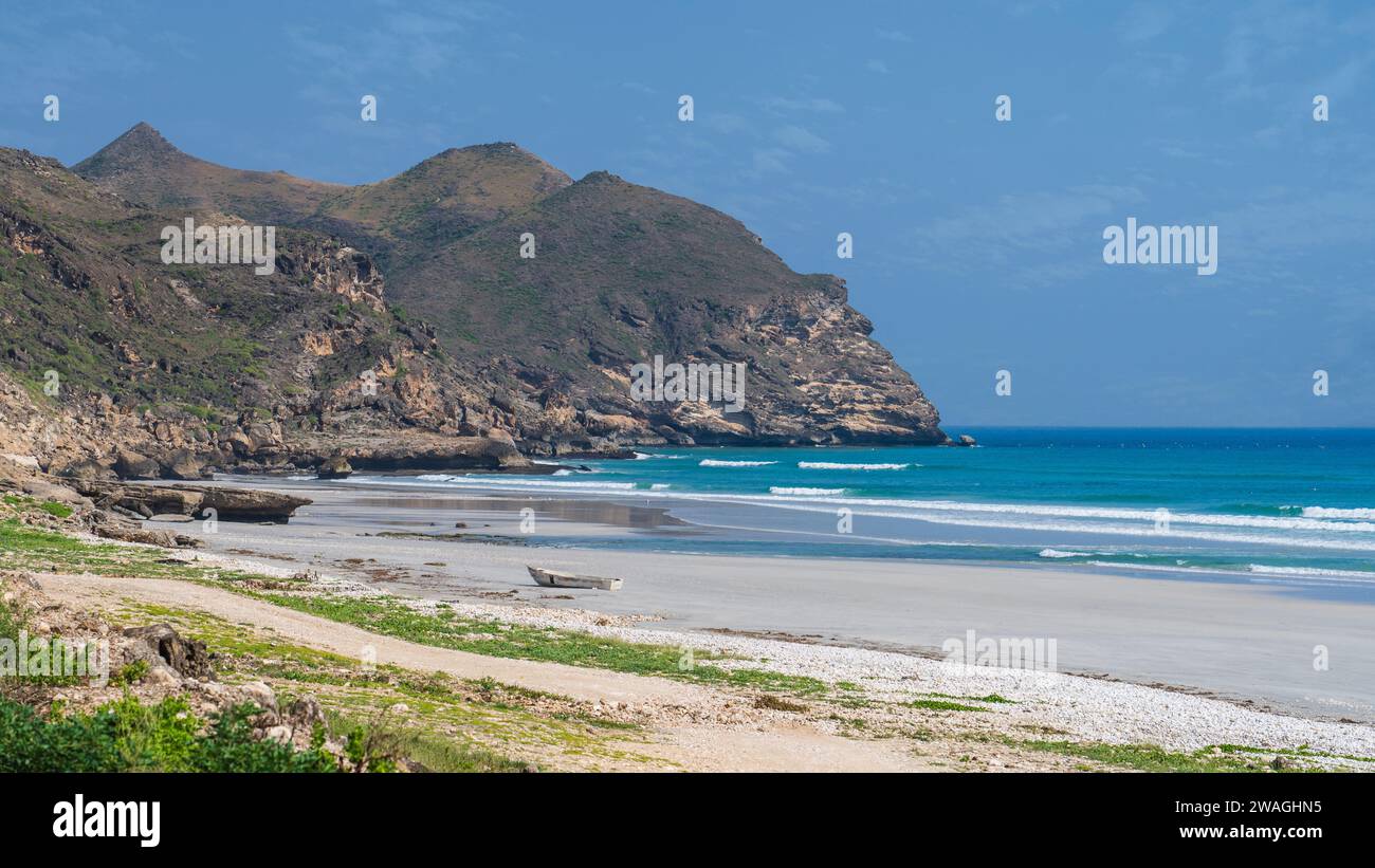 Sehen Sie Al Mughsayl Beach (auch als Al Mughsail Beach geschrieben), die berühmteste Touristenattraktion in salalah, Oman. Stockfoto