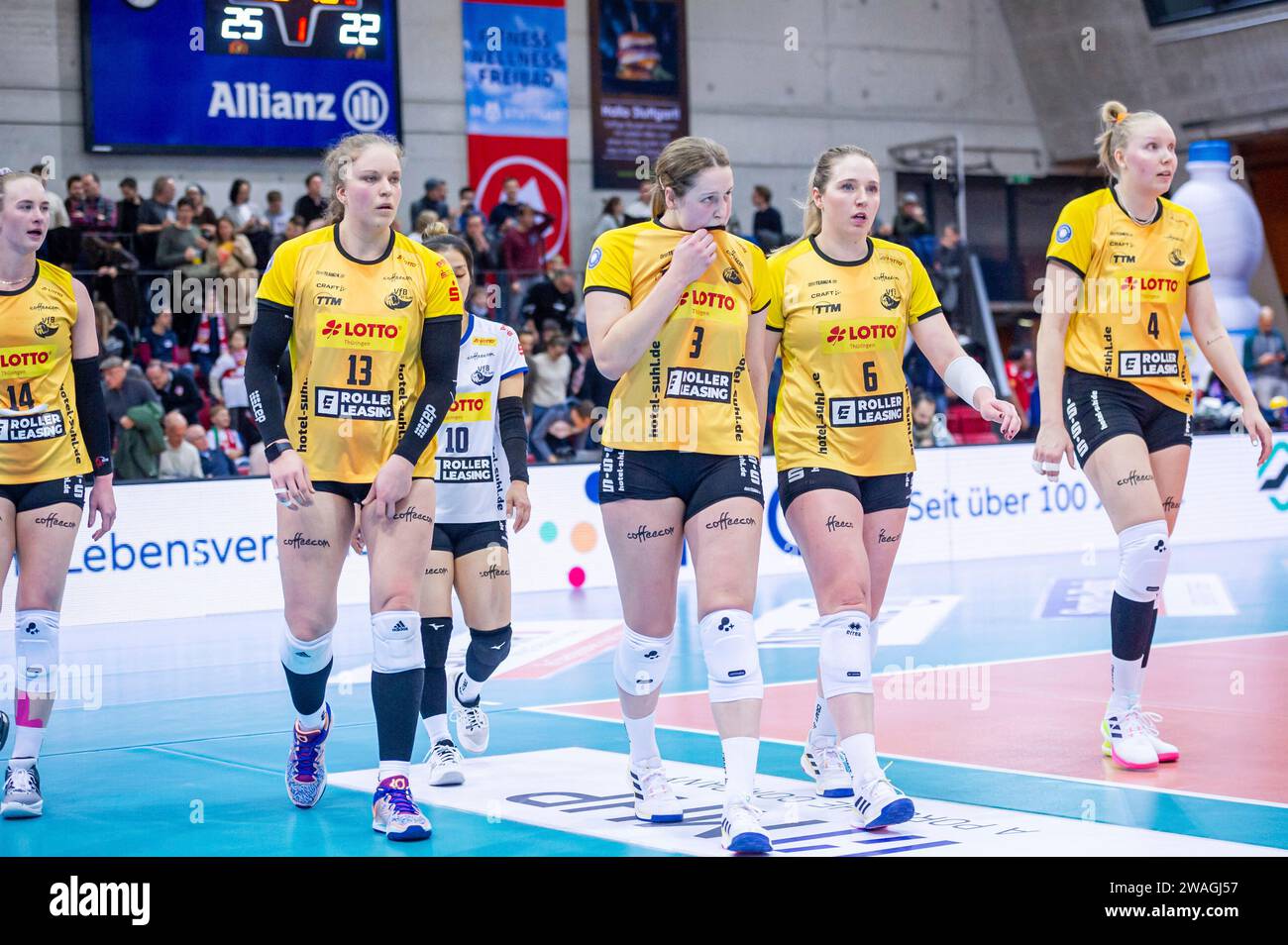 Stuttgart, Deutschland. Januar 2024. Julia Kathryn Brown (VfB Suhl LOTTO Thüringen, #14), Lena Kindermann (VfB Suhl LOTTO Thüringen, #13), Yurika Bamba (VfB Suhl LOTTO Thüringen, #10), Eva Pogacar (VfB Suhl LOTTO Thüringen, #03), Eleanor Holthaus (VfB Suhl LOTTO Thüringen, #06) - geknickte Stimmung nach verlorenem Satz Allianz MTV Stuttgart - VfB Suhl LOTTO Thüringen, Sport, Volleyball Bundesliga, Frauen, VBL, Saison 2023/24, 04.01.2024, Stuttgart (SCHARRena), DEU Foto: Eibner/Sandy Dinkelacker Credit: dpa/Alamy Live News Stockfoto