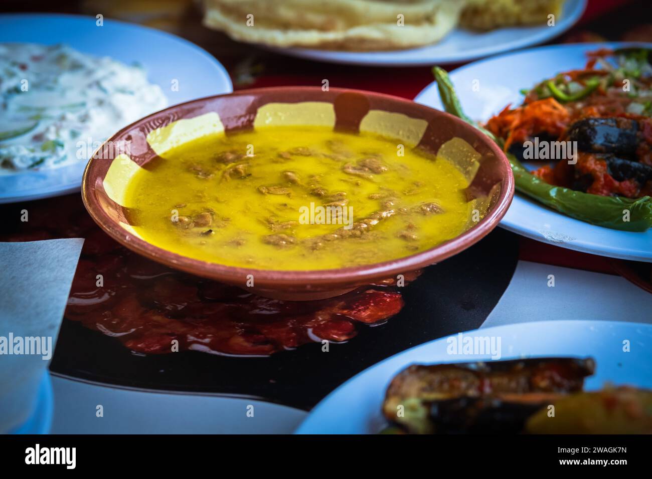 Fava Bohnen Dip. Traditionelles ägyptisches, nahöstliches Essen faule Medames mit Olivenöl. Nahaufnahme. Fava Beans Dip zum Frühstück. Stockfoto