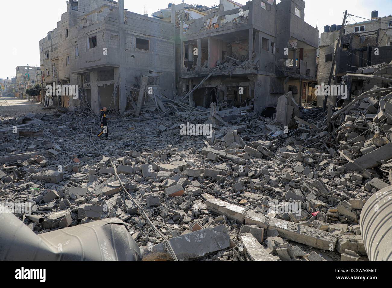 Gaza. Oktober 2023. Ein Mann spaziert durch die Trümmer von Gebäuden ...