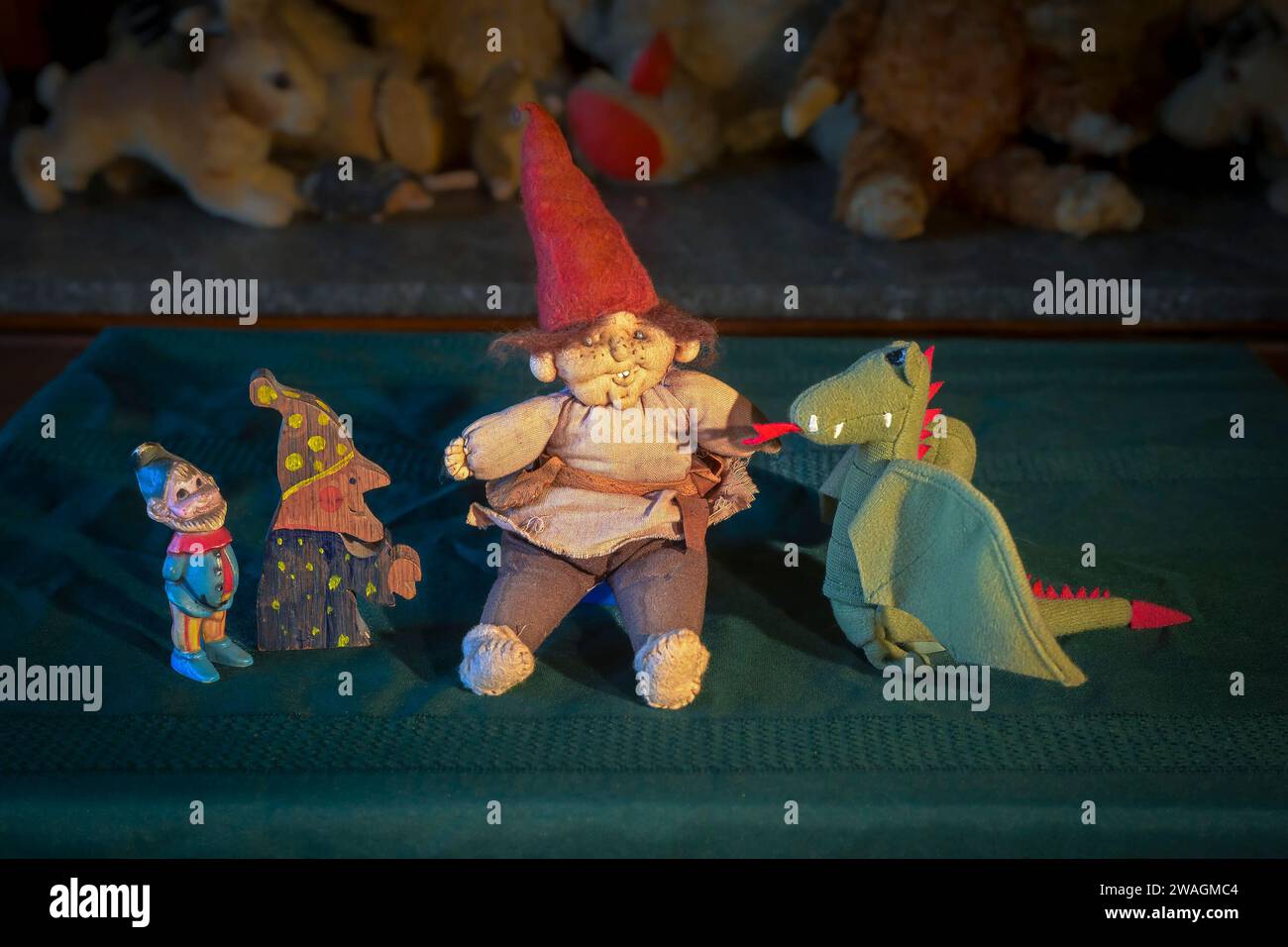 Gnome und Drachen, Vintage-Spielzeugsortiment Stockfoto