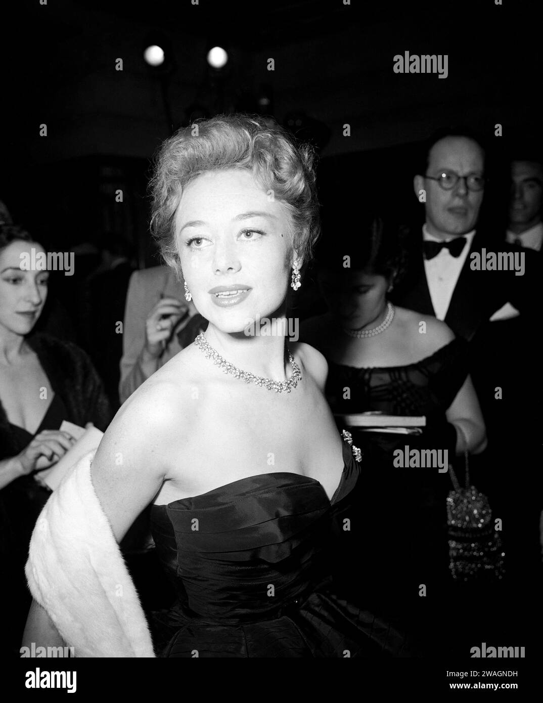 Aktenfoto vom 18. Januar 09/51 von Glynis Johns, der zur Premiere des Festivalfilms „The Magic Box“ im Odeon, Leicester Square, London, eintrifft. Die Schauspielerin Glynis Johns, die vor allem für ihre Rolle als Mrs Banks in dem Film Mary Poppins aus dem Jahr 1964 bekannt war, ist im Alter von 100 Jahren gestorben, wie ihr Manager bestätigte. Ausgabedatum: Donnerstag, 4. Januar 2024. Stockfoto