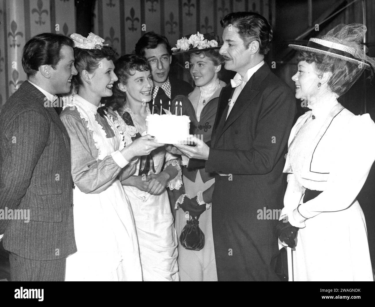 Aktenfoto vom 01/51 von (von links nach rechts) Richard Attenborough, Sheila SIM, Maria Schell, John Boulting (Regisseurin), Margaret Johnston, Robert Donat und Glynis Johns wurden während der Dreharbeiten von The Magic Box as a Torte anlässlich des sechsten Hochzeitstages von Richard Attenborough und Sheila SIM in den Elstree Studios präsentiert. Die Schauspielerin Glynis Johns, die vor allem für ihre Rolle als Mrs Banks in dem Film Mary Poppins aus dem Jahr 1964 bekannt war, ist im Alter von 100 Jahren gestorben, wie ihr Manager bestätigte. Ausgabedatum: Donnerstag, 4. Januar 2024. Stockfoto