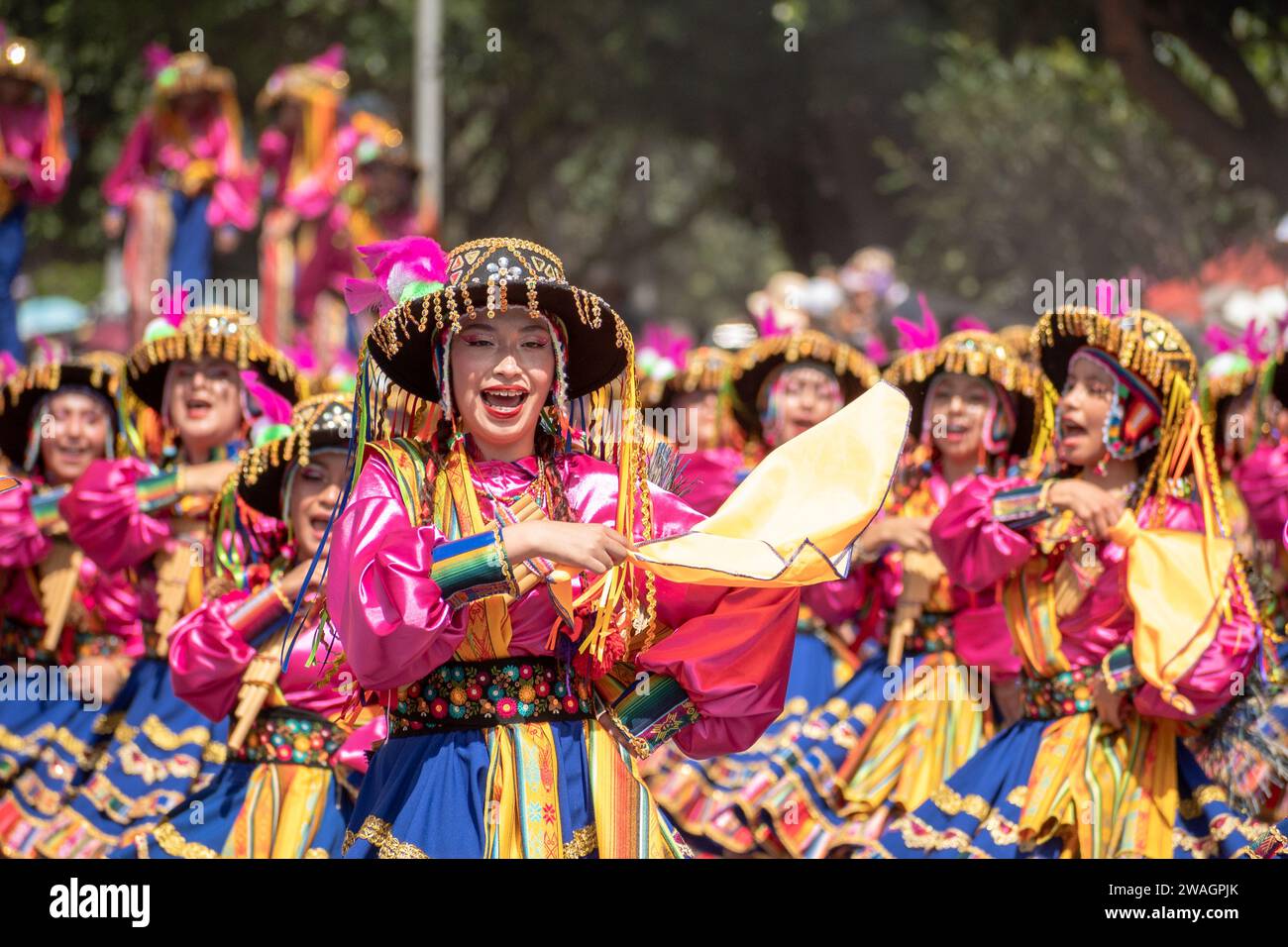 Verschiedene choreografische Gruppen gehen am zweiten Tag des Karnevals der Schwarzen und Weißen den Weg. Pasto, Nariño, 3. Januar 2024. Stockfoto