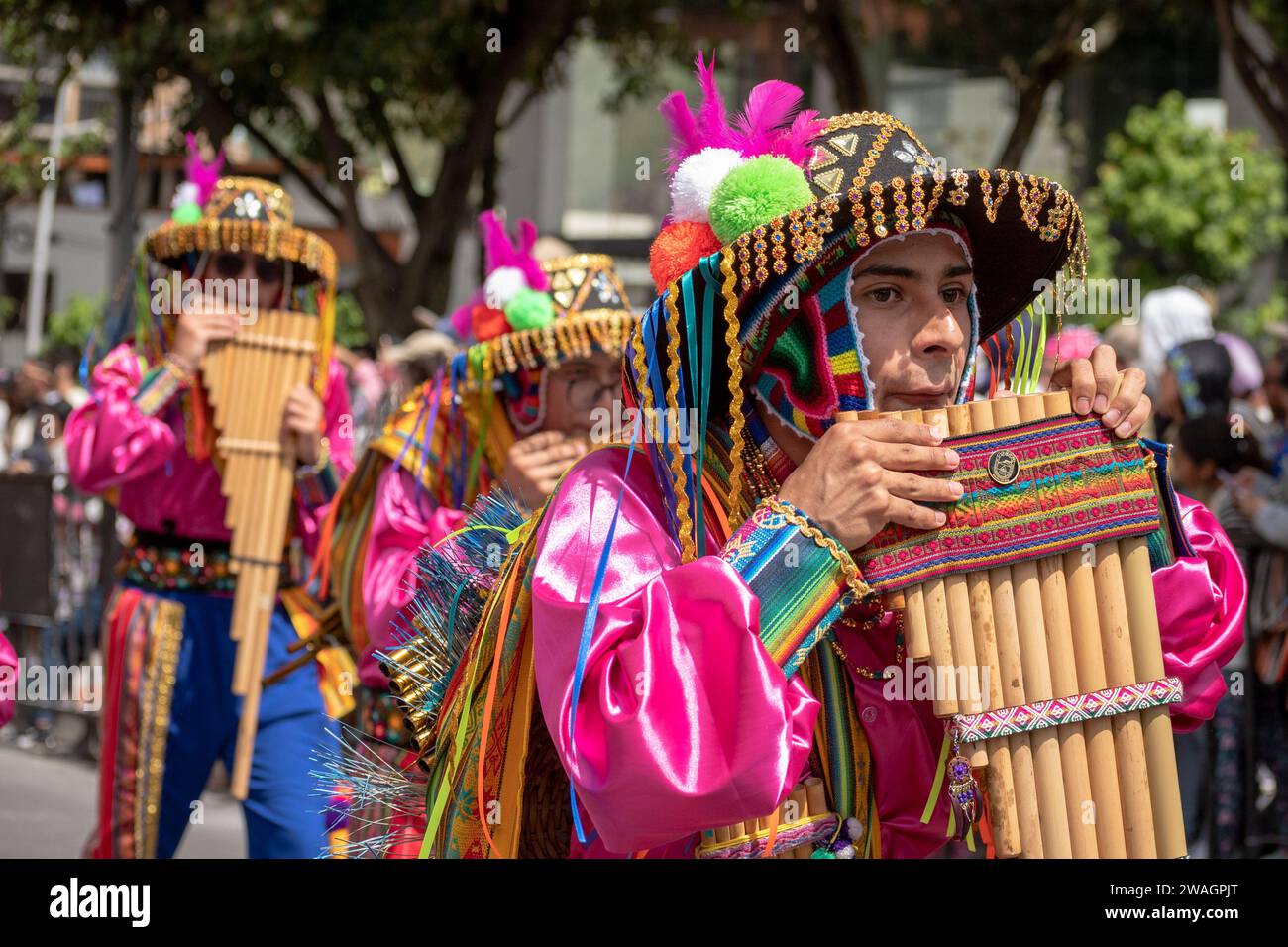 Verschiedene choreografische Gruppen gehen am zweiten Tag des Karnevals der Schwarzen und Weißen den Weg. Pasto, Nariño, 3. Januar 2024. Stockfoto Verschiedene choreografische Gruppen gehen am zweiten Tag des Karnevals der Schwarzen und Weißen den Weg. Pasto, Nariño, 3. Januar 2024. Stockfoto