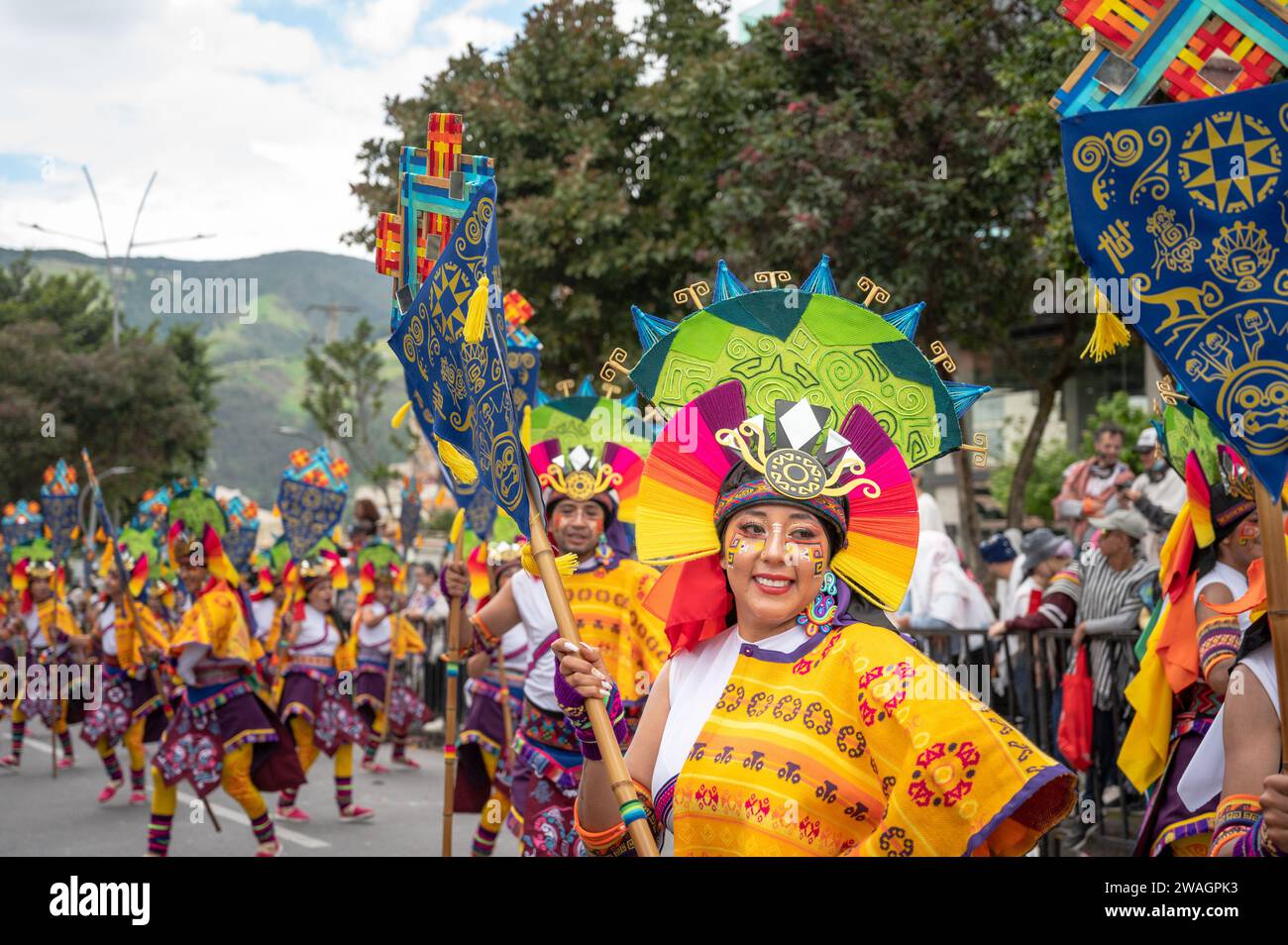 Verschiedene choreografische Gruppen gehen am zweiten Tag des Karnevals der Schwarzen und Weißen den Weg. Pasto, Nariño, 3. Januar 2024. Stockfoto Verschiedene choreografische Gruppen gehen am zweiten Tag des Karnevals der Schwarzen und Weißen den Weg. Pasto, Nariño, 3. Januar 2024. Stockfoto
