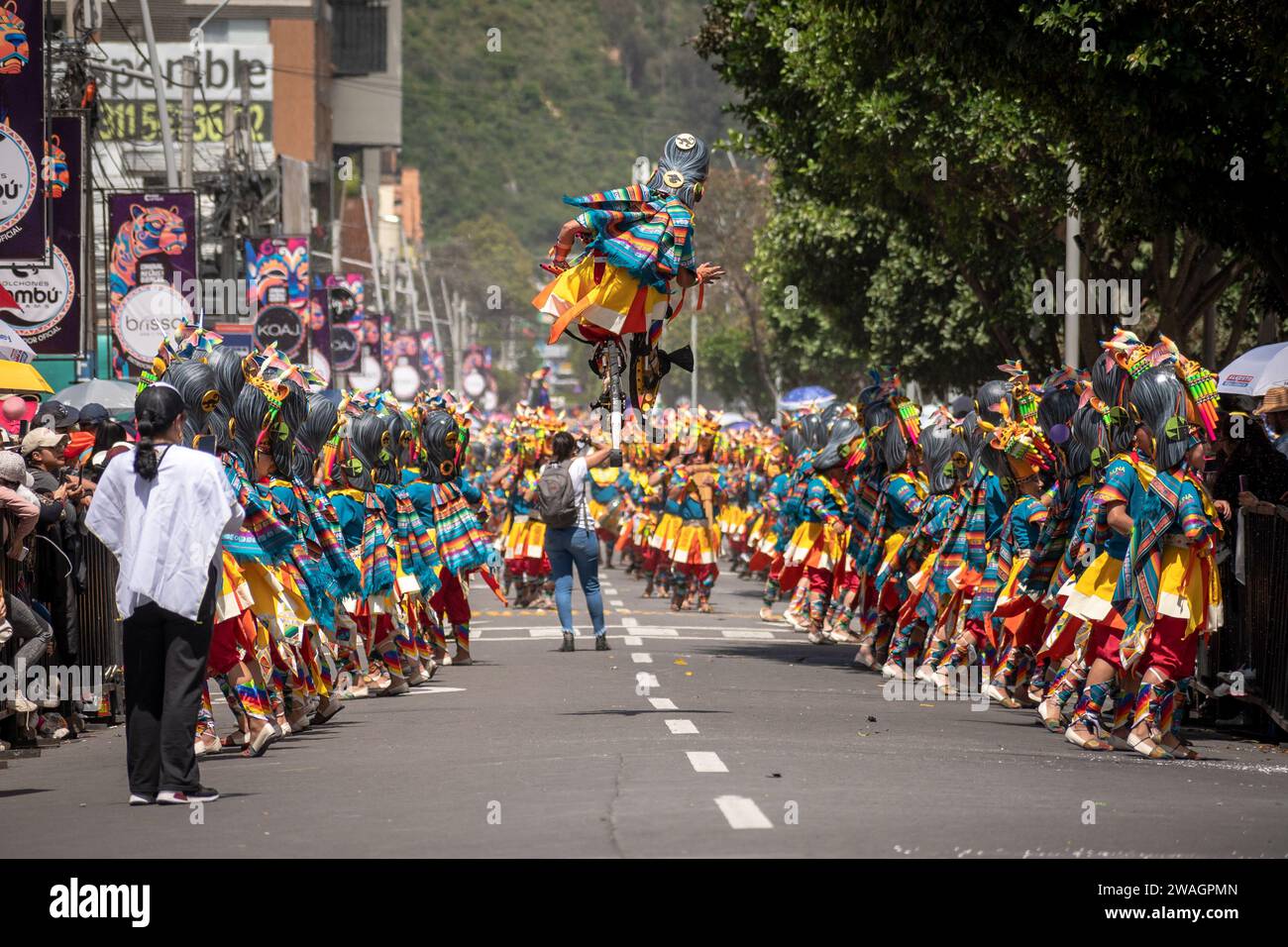 Verschiedene choreografische Gruppen gehen am zweiten Tag des Karnevals der Schwarzen und Weißen den Weg. Pasto, Nariño, 3. Januar 2024. Stockfoto Verschiedene choreografische Gruppen gehen am zweiten Tag des Karnevals der Schwarzen und Weißen den Weg. Pasto, Nariño, 3. Januar 2024. Stockfoto