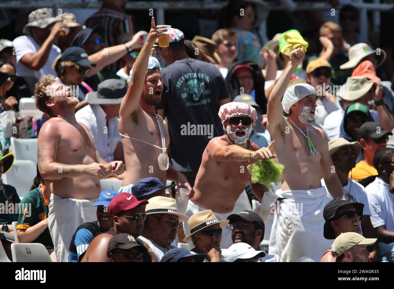 KAPSTADT, SÜDAFRIKA - 4. JANUAR: Fans genießen die Action am 2. Tag des 2. Testspiels zwischen Südafrika und Indien am Newlands Cricket Ground am 4. Januar 2024 in Kapstadt, Südafrika. Foto: Shaun Roy/Alamy Live News Stockfoto