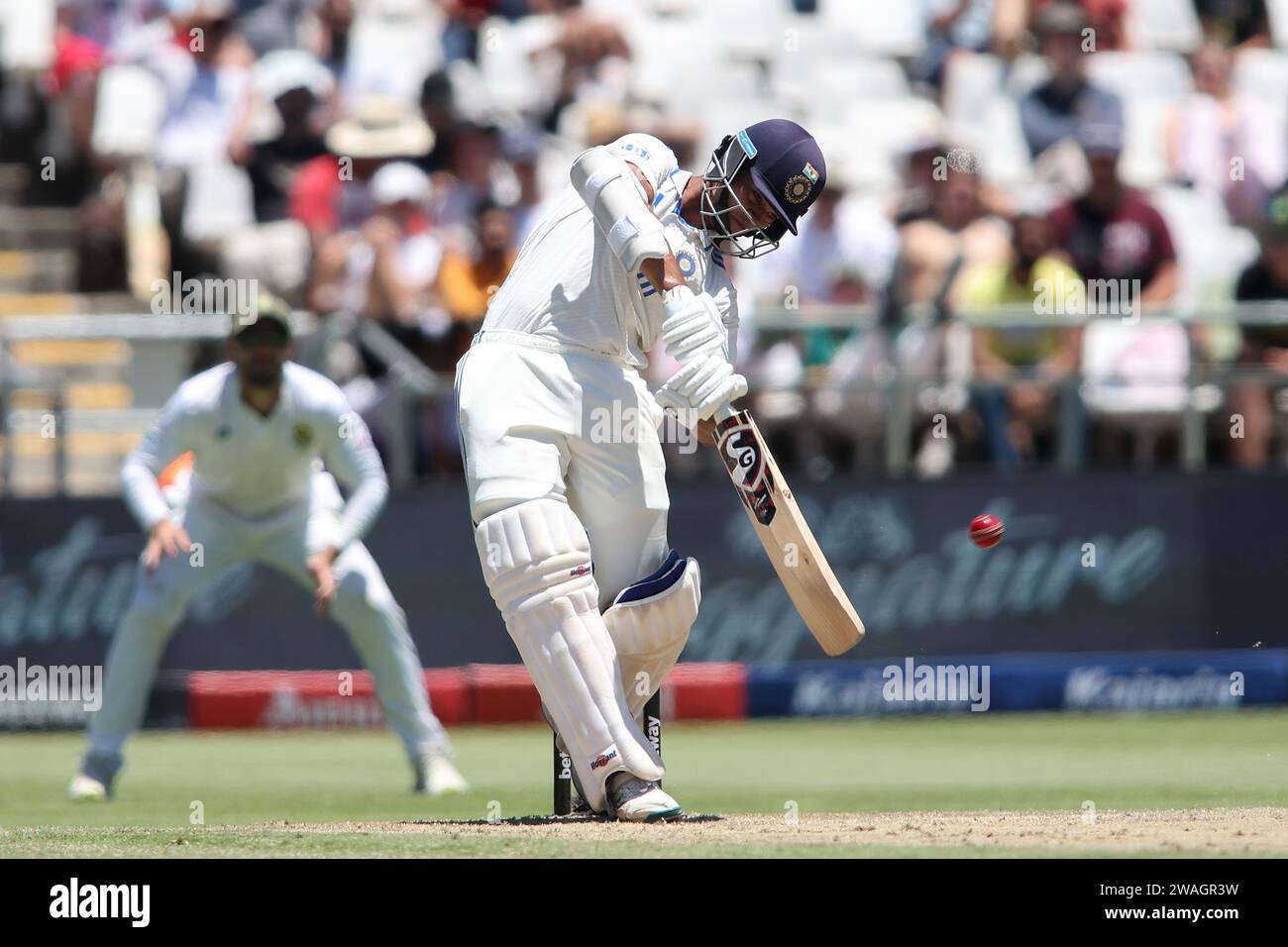 KAPSTADT, SÜDAFRIKA - 4. JANUAR: Yashasvi Jaiswal von Indien trifft am 2. Tag des 2. Testspiels zwischen Südafrika und Indien am Newlands Cricket Ground am 4. Januar 2024 in Kapstadt, Südafrika, über die Spitze. Foto: Shaun Roy/Alamy Live News Stockfoto