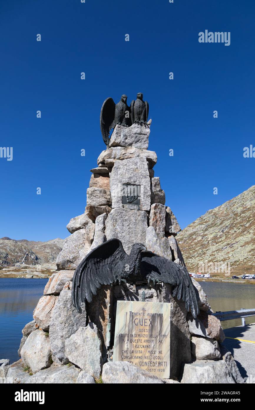 Gedenkstätte für den abgestürzten Piloten Adrien Guex auf dem Gotthard-Pass, Airolo, Tessin, Schweiz Stockfoto