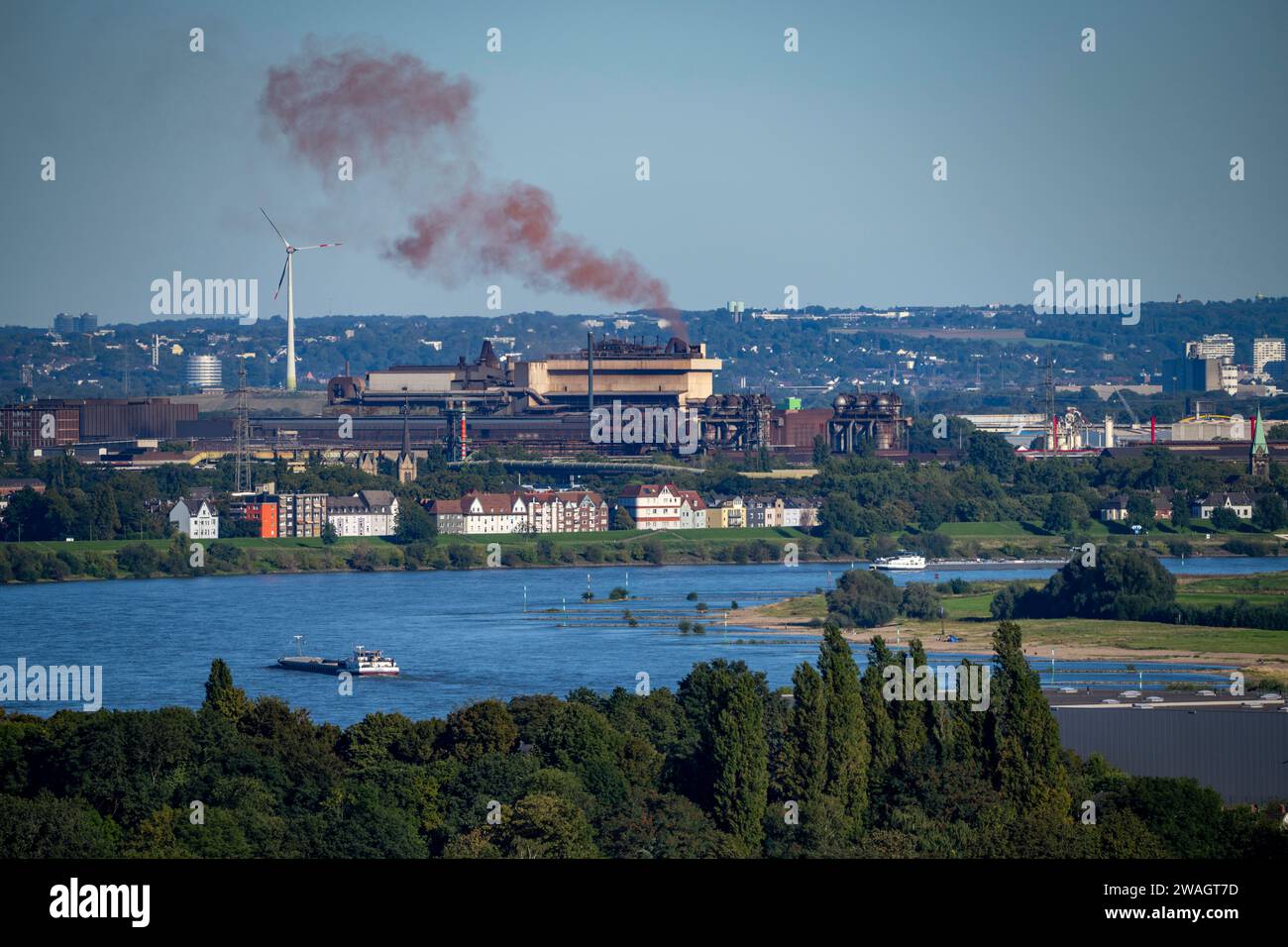 Frachtschiffe auf dem Rhein bei Duisburg, Häuser an der Deichstraße, industrielle Kulisse des Stahldrahtwerks ArcelorMittal Hochfeld GmbH, NRW, Deutschland, Stockfoto