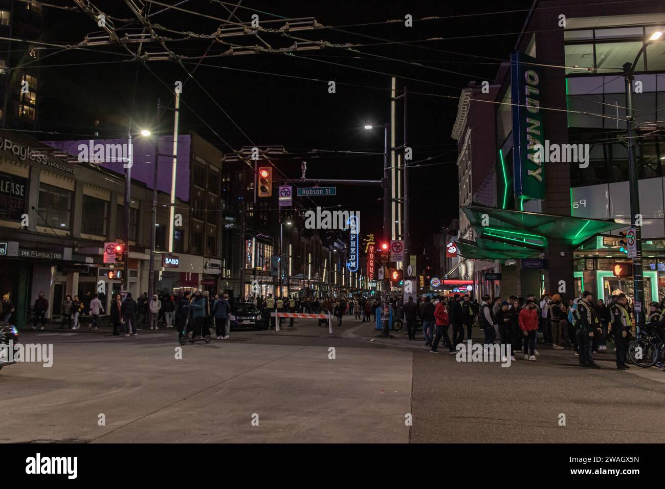 Ein Blick auf die Granville Street am Silvester. Große Menschenmassen trinken in Nachtclubs und feiern das neue Jahr. Stockfoto
