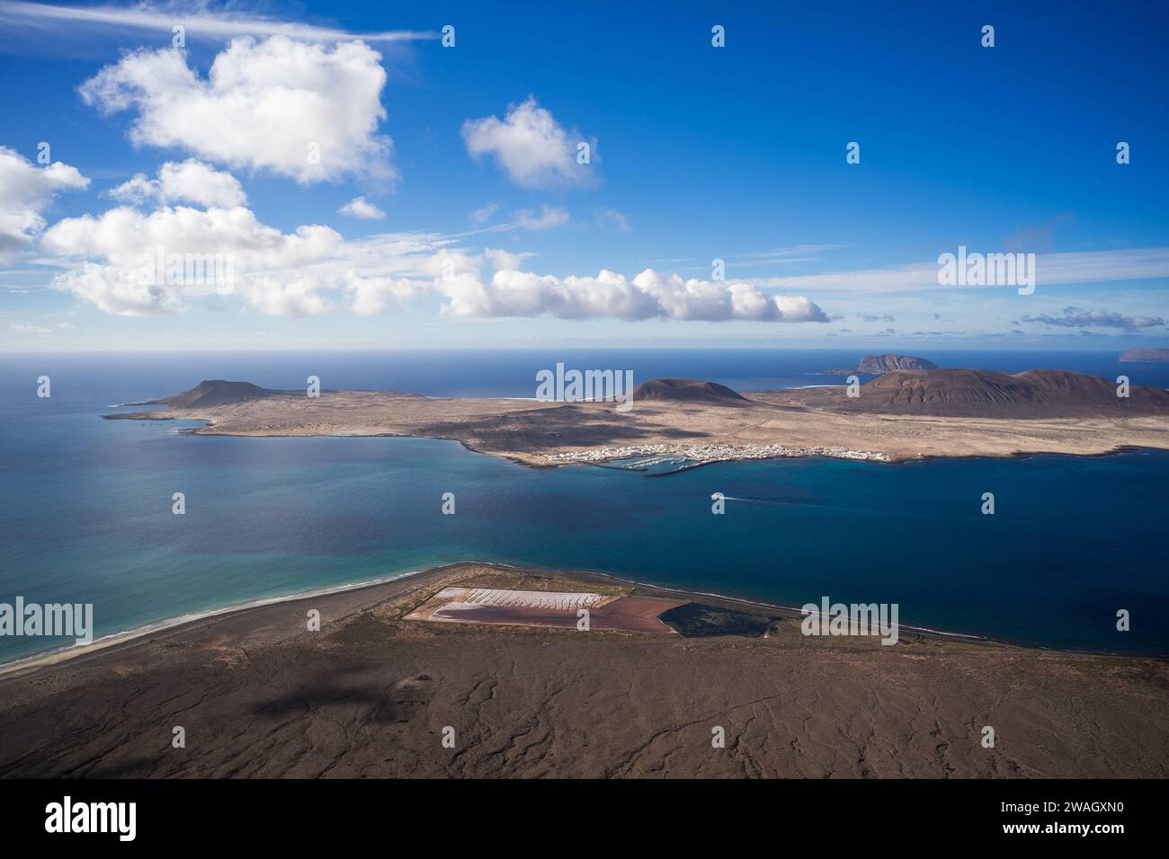 Blick auf die Insel La Graciosa vom Mirador Del Rio (Aussichtspunkt). Lanzarote. Kanarische Inseln. Spanien. Stockfoto