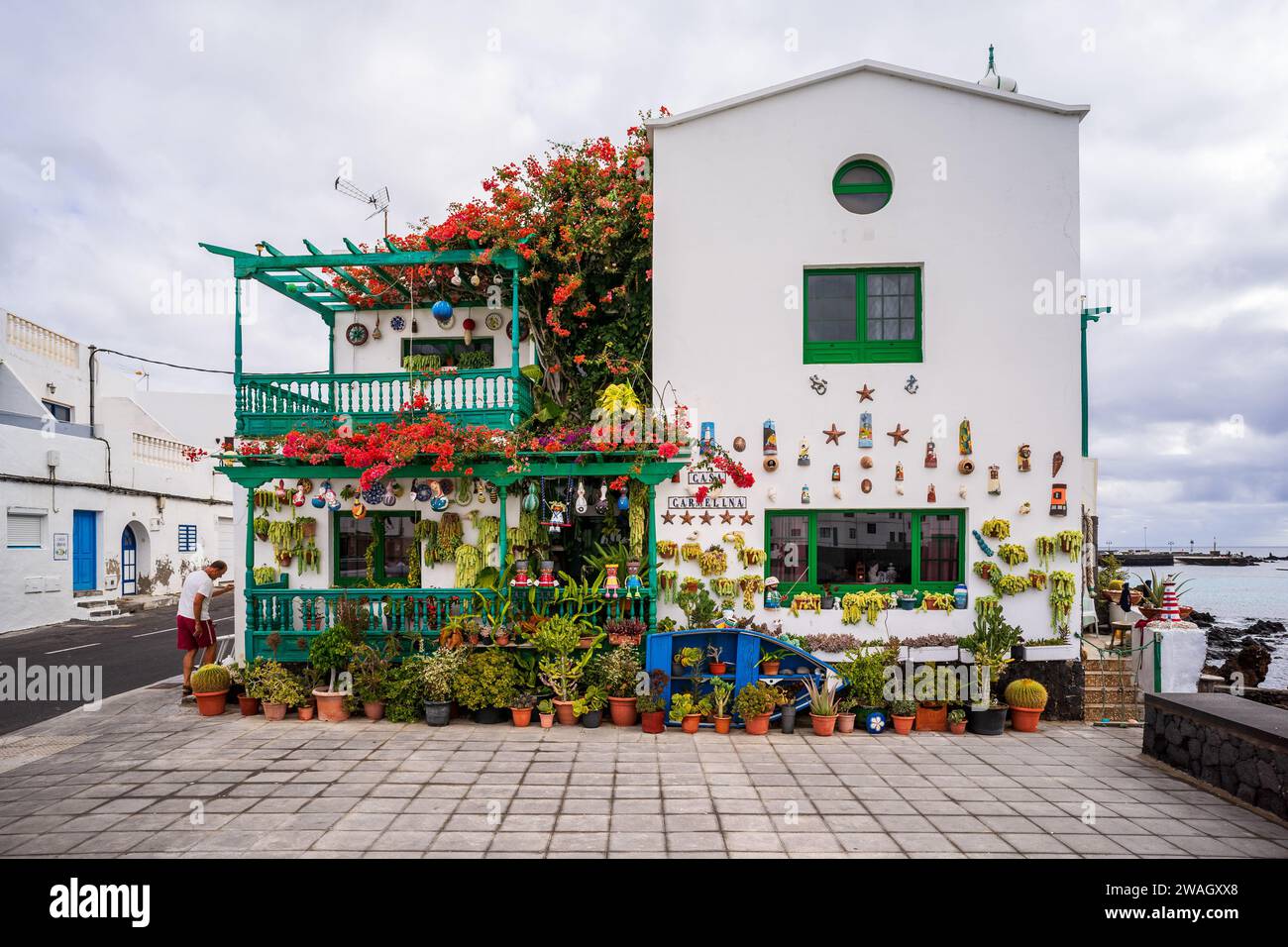 Casa Carmelina ist ein ungewöhnliches Haus am Ufer der Bucht von Punta Mujeres, dekoriert mit lebenden Pflanzen, Sukkulenten und Kakteen. Stockfoto