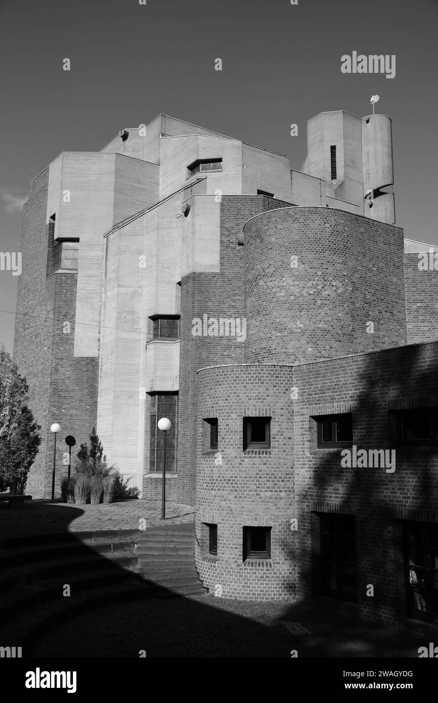 Vertikale Graustufenaufnahme eines Kirchturms mit einer Wendeltreppe Stockfoto