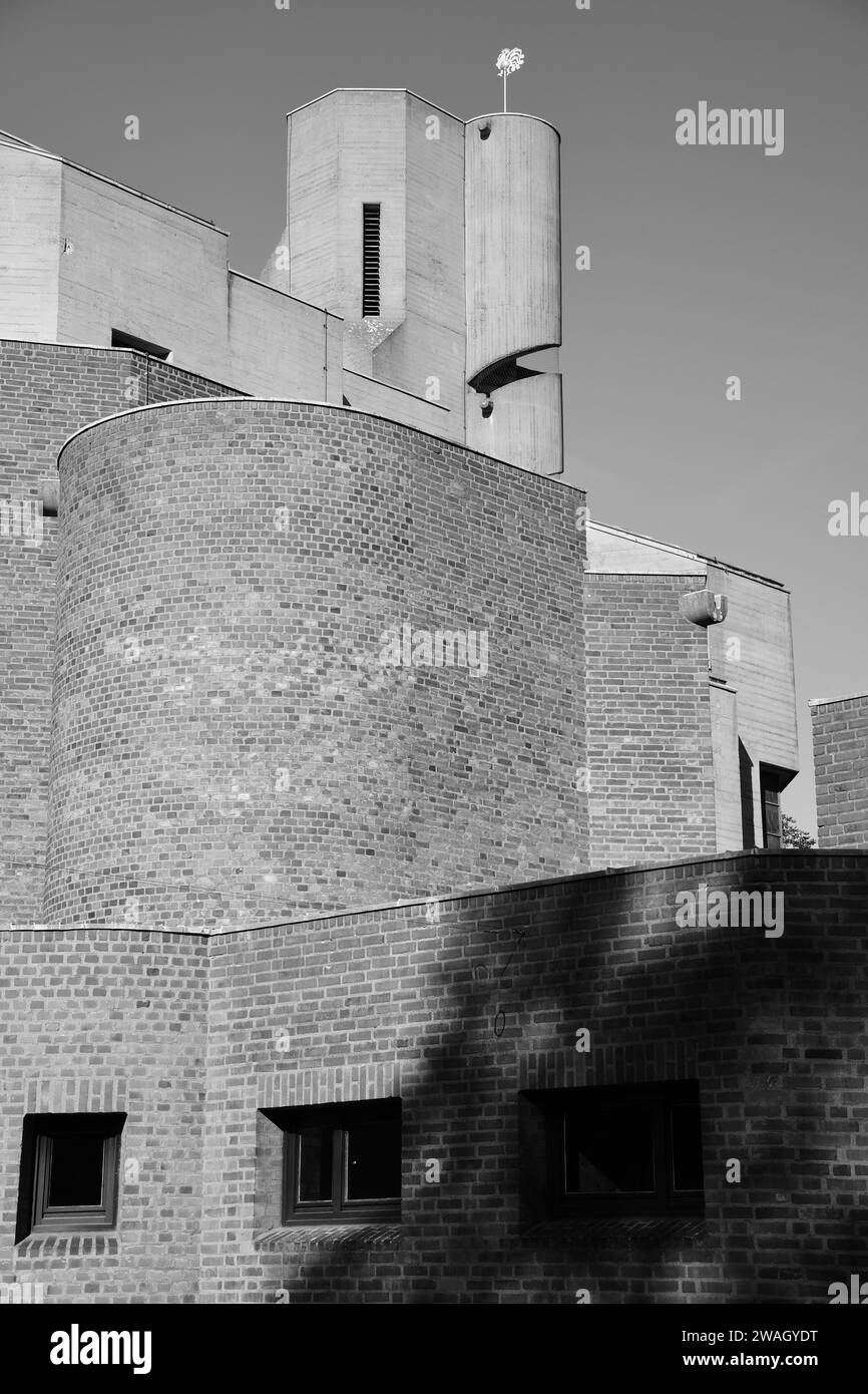 Vertikale Graustufenaufnahme eines Kirchturms mit einer Wendeltreppe Stockfoto