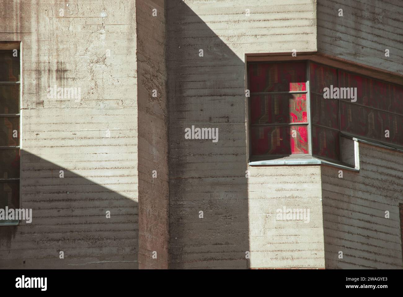 Buntglasfenster in Betonfassade auf einer Kirche, die wie ein Bunker in Köln aussieht Stockfoto