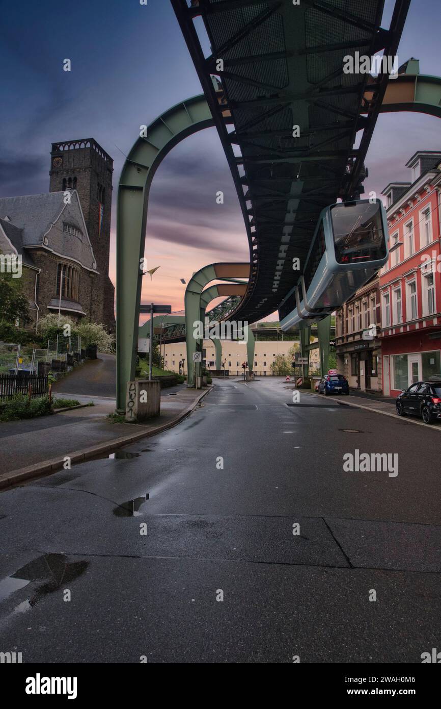 Flachwinkelaufnahme einer Hängeeisenbahn über Wuppertals Straße in Deutschland Stockfoto