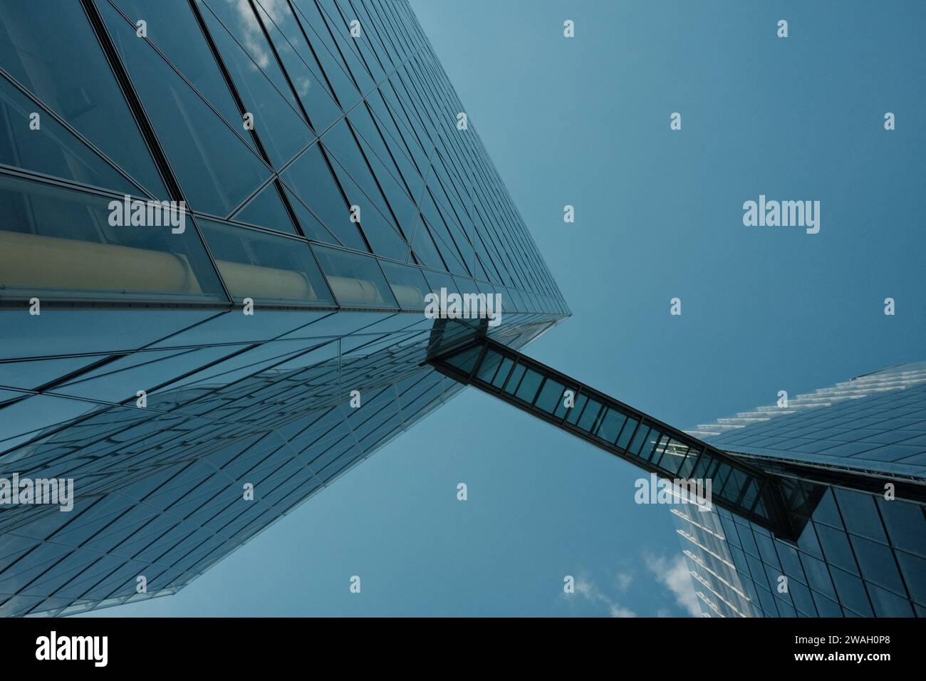 LVM Glashochhäuser mit Brücke am Hauptsitz der LVM-Versicherung in Münster Stockfoto
