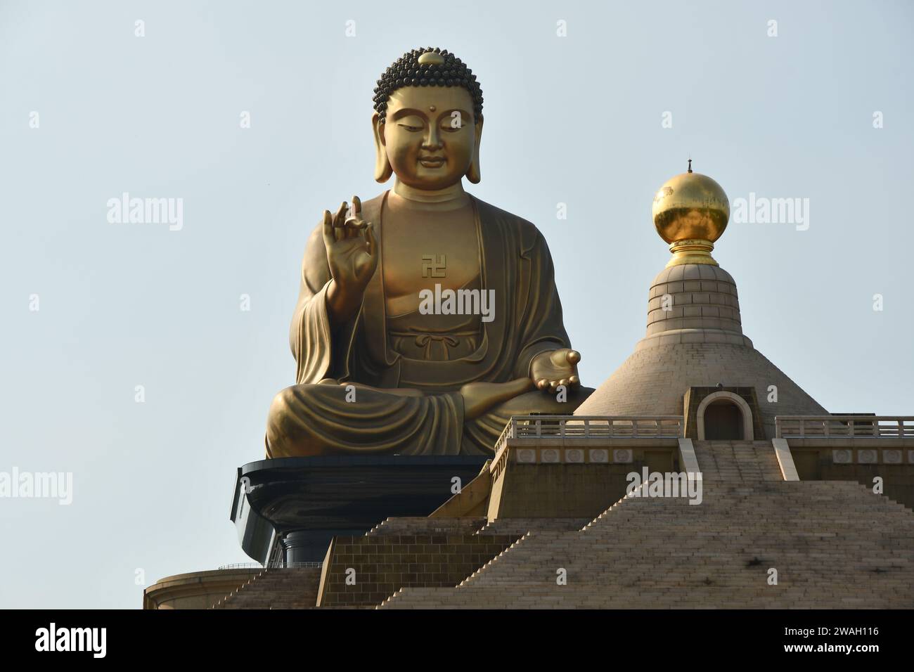 Grandiose Aufnahme der riesigen Buddha-Statue in Fo Guang Shan-Tempel, Dashu, Kaohsiung, Taiwan Stockfoto