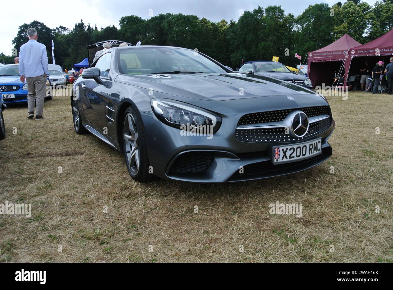 Ein Mercedes Benz SL 400 aus dem Jahr 2019 parkte auf der 48. Historic Vehicle Gathering in Powderham, Devon, England, Großbritannien. Stockfoto