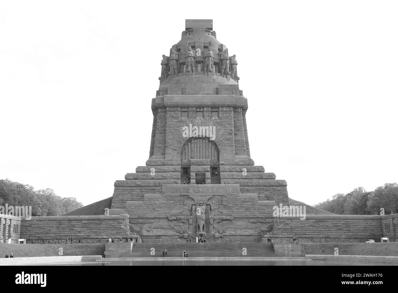Denkmal für die Völkerschlacht in Leipzig vor bewölktem Himmel in Graustufen Stockfoto