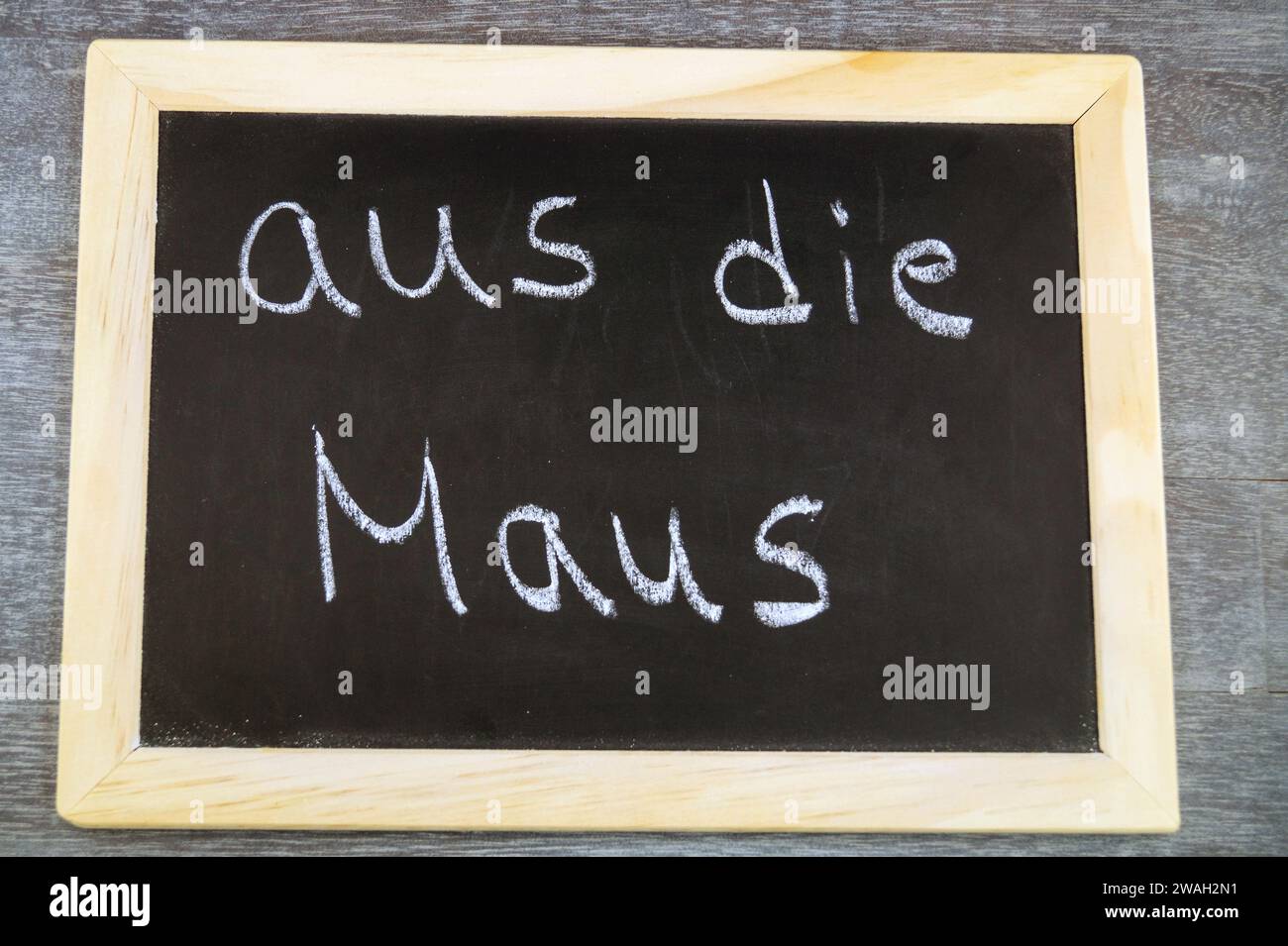 Schwarze Tafel mit der Aufschrift „aus die Maus“ am Ende einer Präsentation Stockfoto