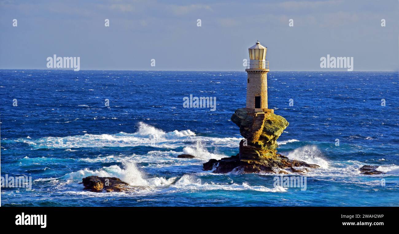 Leuchtturm bei Hora Andros, Griechenland, Kykladen, Andros Stockfoto