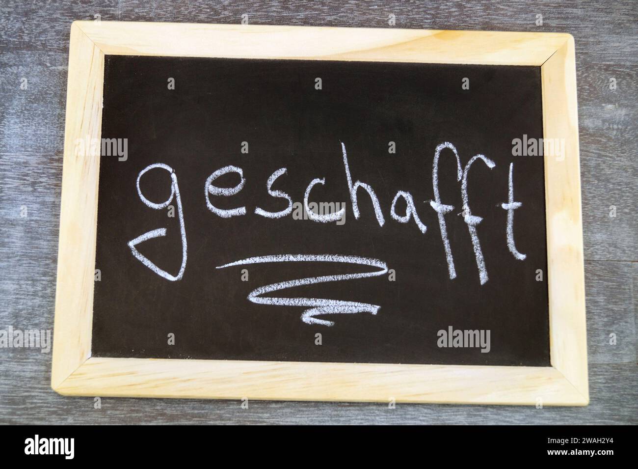 Schwarze Tafel mit der Aufschrift „Done“ am Ende einer Präsentation Stockfoto