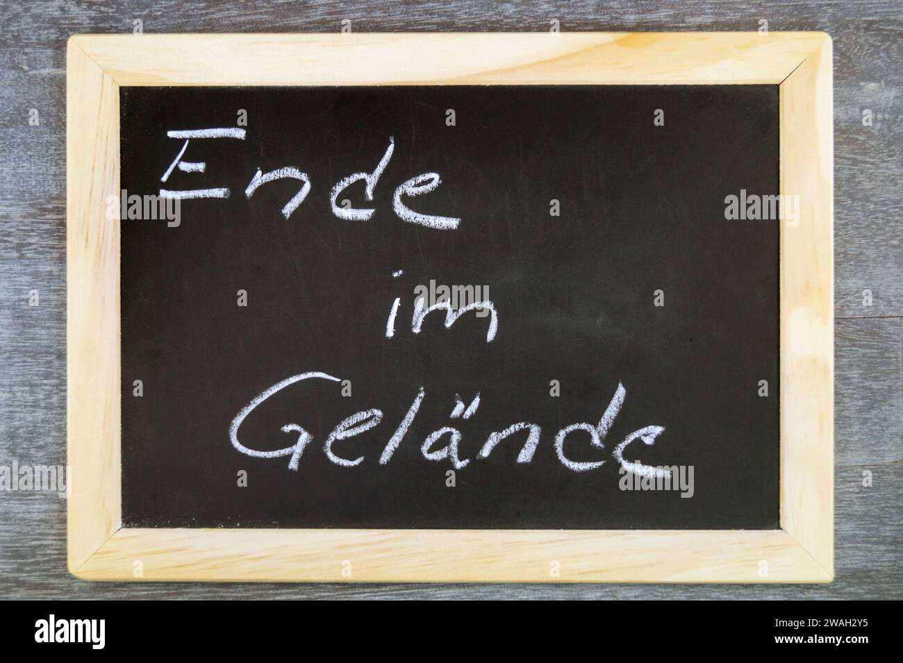 Schwarztafel mit der Aufschrift „Ende im Gelaende“ am Ende einer Präsentation Stockfoto