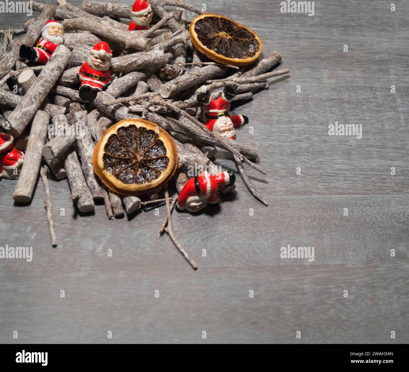 Weihnachtsdekoration und Weihnachtsmannsfiguren und getrocknete Orangenscheiben Stockfoto