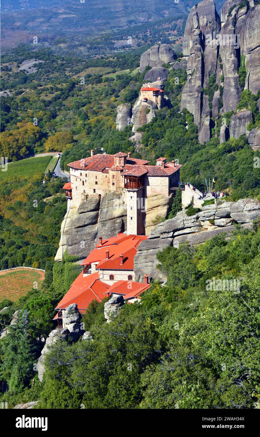 Kloster von Roussanou, im Hintergrund das Kloster von St. Nikolaos, Meteora Kloster, Griechenland, Thessalien Stockfoto