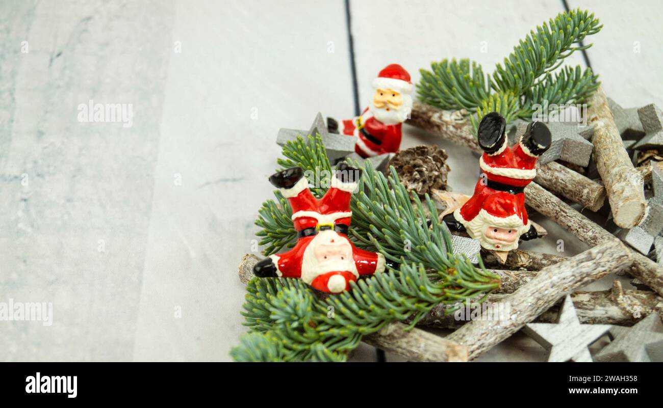 Weihnachtsdekoration und Weihnachtsmannsfiguren Stockfoto