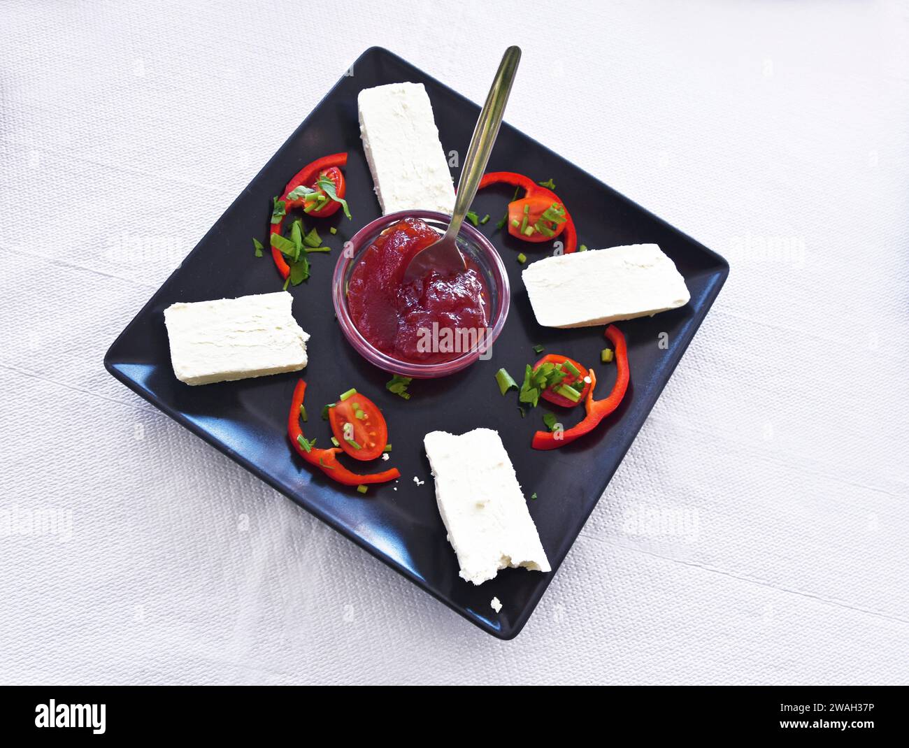 Traditioneller griechischer Snack mit Fetakäse, Tomaten, Paprika und Marmelade, Griechenland, Kykladen, Andros Stockfoto