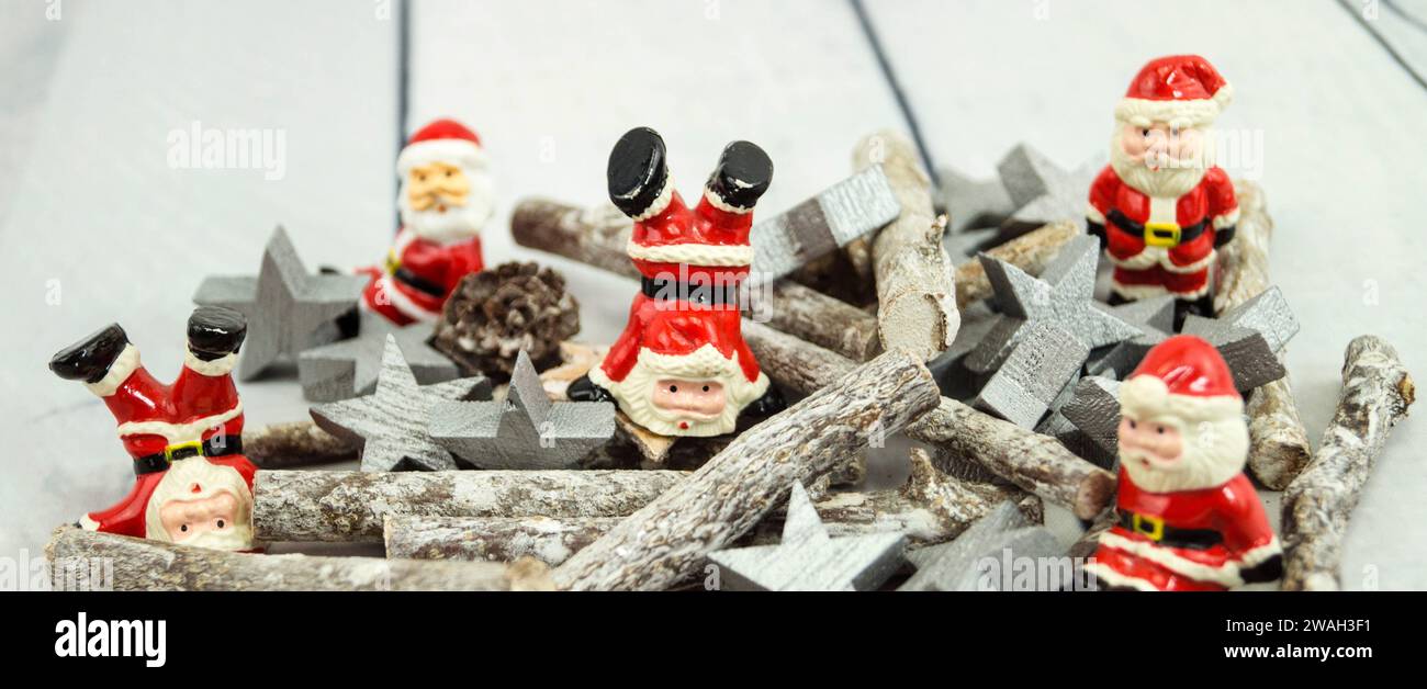 Weihnachtsdekoration und Weihnachtsmannsfiguren Stockfoto
