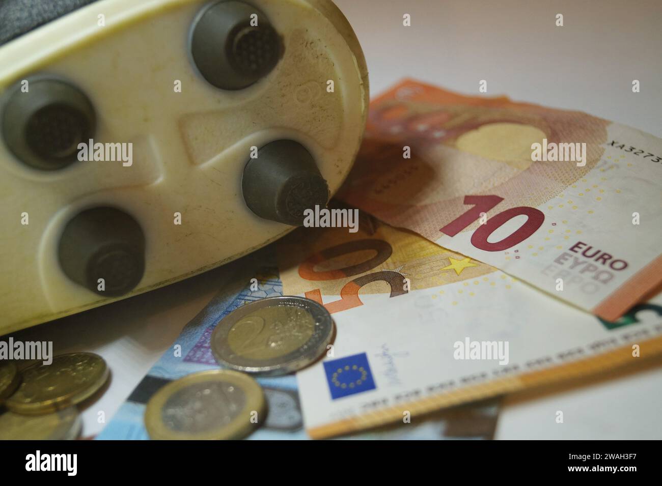Fußballschuh mit Euro, symbolisches Bild des Profi-Fußballs Stockfoto