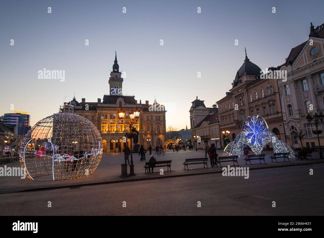 Novi Sad (Serbien): Freiheitsplatz, dekoriert mit Lichtern während der Weihnachtszeit Stockfoto