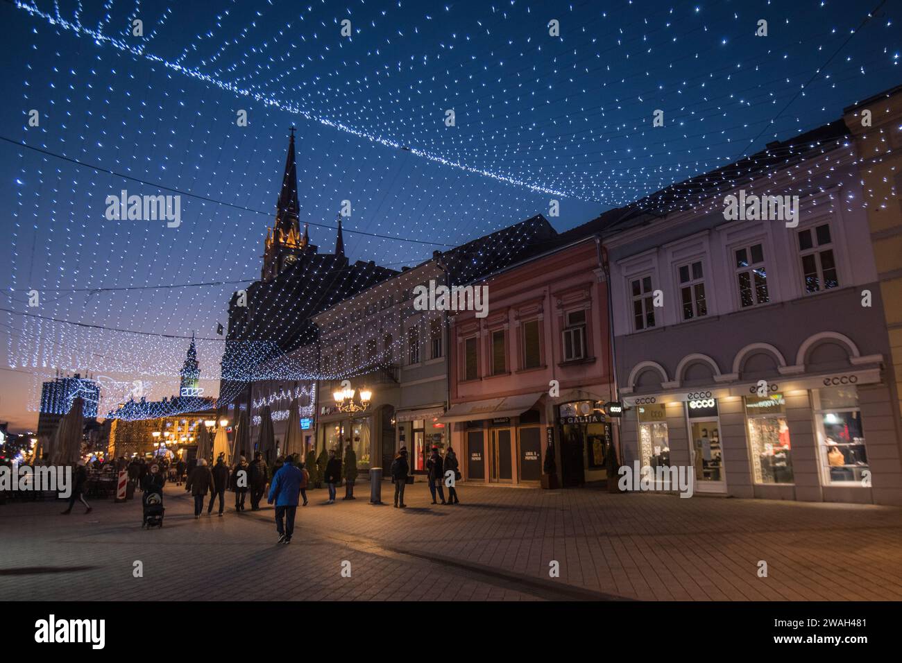 Novi Sad (Serbien): Zmaj-Jovina-Straße, die während der Weihnachtszeit mit Lichtern geschmückt ist Stockfoto