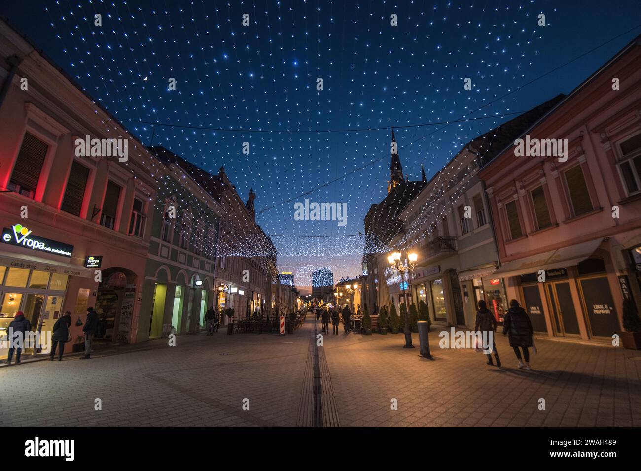 Novi Sad (Serbien): Zmaj-Jovina-Straße, die während der Weihnachtszeit mit Lichtern geschmückt ist Stockfoto