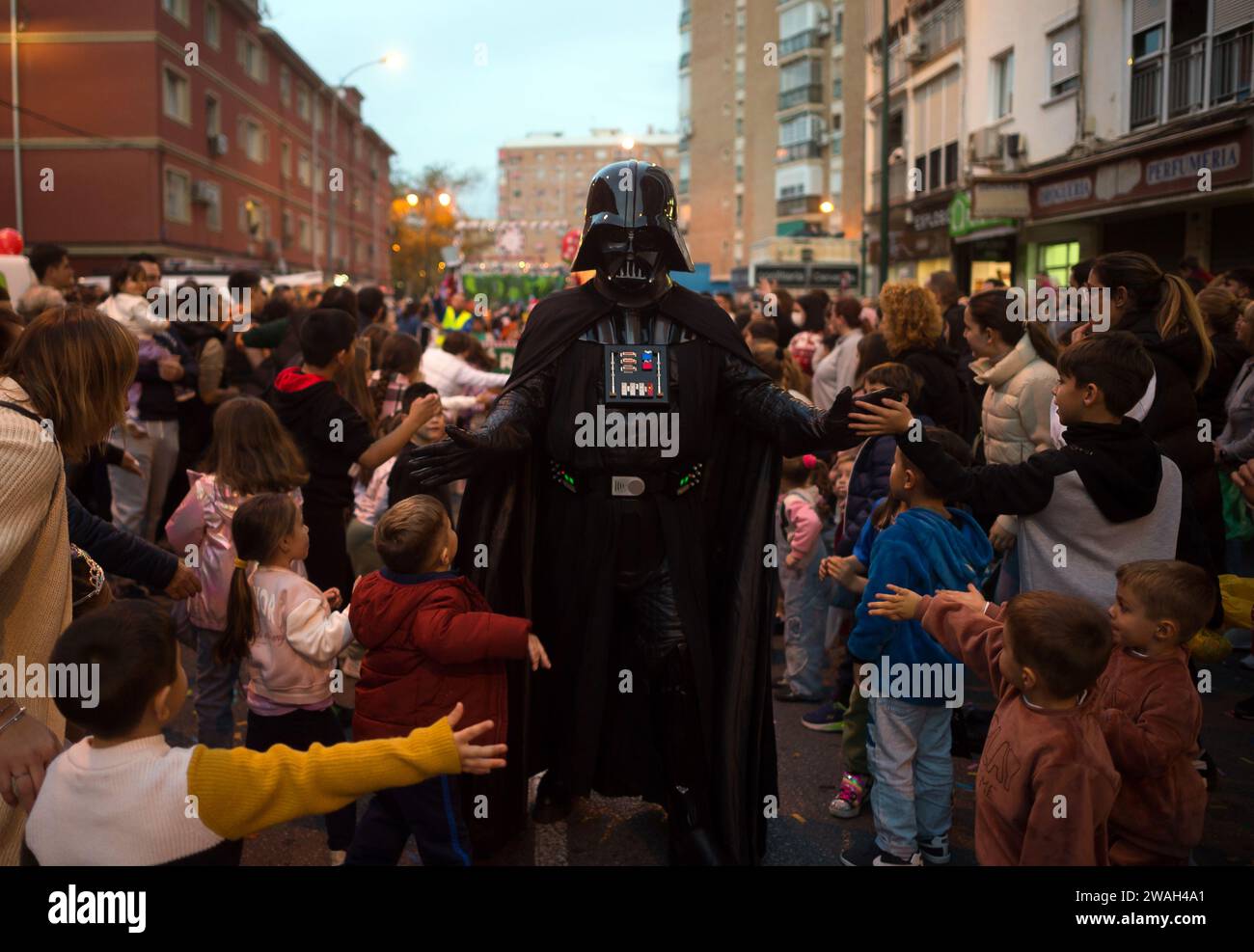 Malaga, Spanien. Januar 2024. Ein Mann, der als Darth Vader aus der Star Wars-Saga gekleidet ist, tritt auf der Straße auf, während er an der traditionellen Epiphany-Parade im Viertel Cruz de Humilladero teilnimmt. Die Viertel von Malaga feiern die traditionellen Epiphany-Paraden in der Stadt, indem sie Süßigkeiten werfen oder Kindern Geschenke schenken, in Anwesenheit von Tausenden von Menschen. Quelle: SOPA Images Limited/Alamy Live News Stockfoto