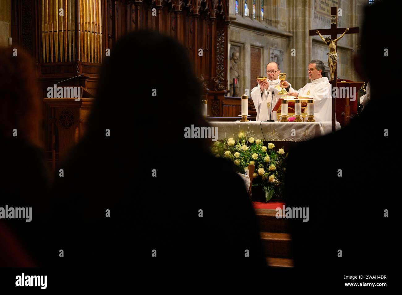 Die Heilige Messe wird von Jozef Haľko, Weihbischof, in der Kathedrale St. Martin (Katedrála svätého Martina) in Bratislava, Slowakei, gefeiert. Stockfoto